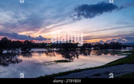 Wunderschöner Sonnenuntergang über dem Fluss der Save in Zagreb während der Überschwemmung der Böschungen nach starken Regenfällen Stockfoto