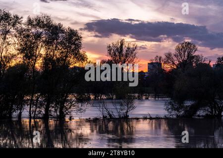 Wunderschöner Sonnenuntergang über dem Fluss der Save in Zagreb während der Überschwemmung der Böschungen nach starken Regenfällen Stockfoto