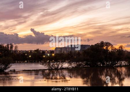 Wunderschöner Sonnenuntergang über dem Fluss der Save in Zagreb während der Überschwemmung der Böschungen nach starken Regenfällen Stockfoto