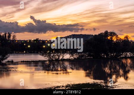 Wunderschöner Sonnenuntergang über dem Fluss der Save in Zagreb während der Überschwemmung der Böschungen nach starken Regenfällen Stockfoto