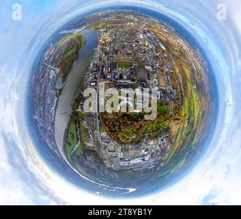 Luftbild, Chempark Leverkusen Chemiepark ehemals Bayerwerk am Fluss, halbrundes Gebäude der Konzernzentrale Bayer AG, umgeben von herbstlichen Laubbäumen, Erdkugel, Fisheye Aufnahme, Fischaugen Aufnahme, 360 Grad Aufnahme, winzige Welt, kleiner Planet, Fischaugenbild, Wiesdorf, Leverkusen, Rheinland, Nordrhein-Westfalen, Deutschland ACHTUNGxMINDESTHONORARx60xEURO *** Luftansicht, Chempark Leverkusen, ehemaliges Bayer-Werk am Rhein, halbkreisförmiges Gebäude des Hauptsitzes der Bayer AG, umgeben von herbstlichen Laubbäumen, Globus, Fischaugenbild, Fischaugenbild, 360 Grad i Stockfoto