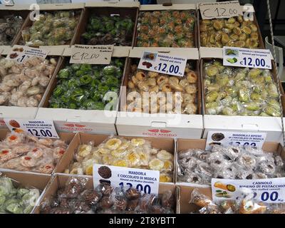 Süßigkeiten, Mercatino, Straßenmarkt, Ortigia, Ortygia, Siracusa, Syrakus, Sizilien, Sizilien, Italien, Europa Stockfoto