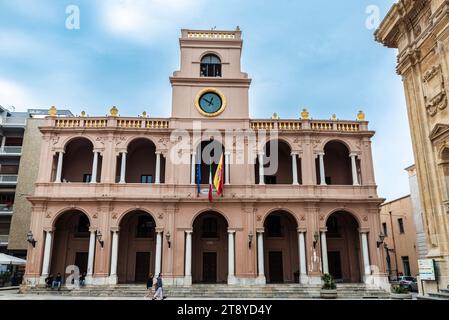 Marsala, Italien - 10. Mai 2023: Fassade des Palazzo VII. Aprile, umgebaut in ein Rathaus, auf der Repubblica oder dem Platz der Republik der Altstadt mit Stockfoto