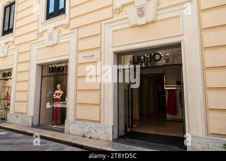 Marsala, Italien - 11. Mai 2023: Ausstellung eines Liujo oder Liu Jo, Luxusbekleidungsgeschäft in einer Einkaufsstraße in Marsala, Trapani, Sizilien, Italien Stockfoto