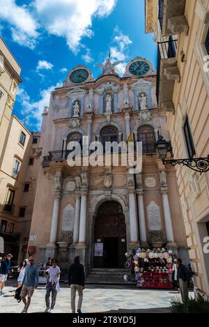 Marsala, Italien - 11. Mai 2023: Fassade der Porta Oscura und Torre dell'Orologio oder dunkle Tür - Uhrturm in Corso Vittorio Emanuele Straße mit pe Stockfoto