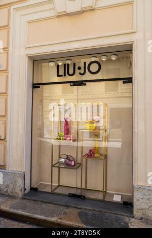 Marsala, Italien - 11. Mai 2023: Ausstellung eines Liujo oder Liu Jo, Luxusbekleidungsgeschäft in einer Einkaufsstraße in Marsala, Trapani, Sizilien, Italien Stockfoto