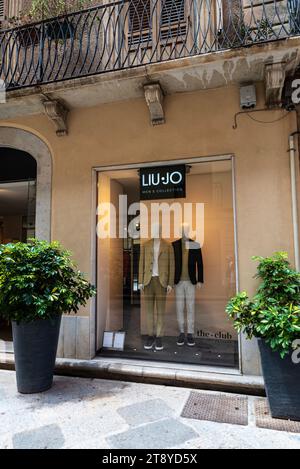 Marsala, Italien - 11. Mai 2023: Ausstellung eines Liujo oder Liu Jo, Luxusbekleidungsgeschäft in einer Einkaufsstraße in Marsala, Trapani, Sizilien, Italien Stockfoto