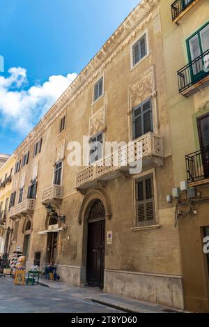 Marsala, Italien - 11. Mai 2023: Fassade des Palastes Barone Giardino in der Altstadt von Marsala, Trapani, Sizilien, Italien Stockfoto