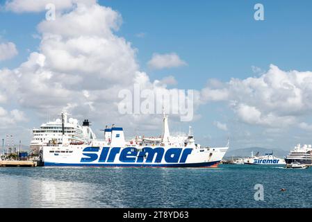 Marsala, Italien - 11. Mai 2023: Siremar Kreuzfahrtschiff oder Fähre im Hafen von Marsala, Trapani, Sizilien, Italien Stockfoto