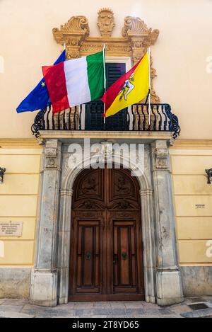 Marsala, Italien - 11. Mai 2023: Fassade der Superintendenz für das kulturelle und ökologische Erbe von Trapani in der Altstadt von Marsala, Trapani, Si Stockfoto