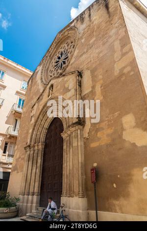 Marsala, Italien - 11. Mai 2023: Fassade der Kirche San Agostino mit Menschen in der Altstadt von Marsala, Trapani, Sizilien, Italien Stockfoto