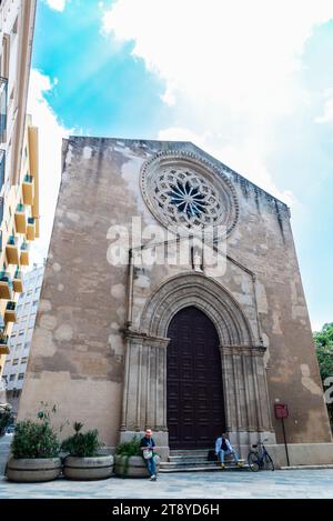 Marsala, Italien - 11. Mai 2023: Fassade der Kirche San Agostino mit Menschen in der Altstadt von Marsala, Trapani, Sizilien, Italien Stockfoto