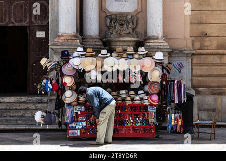 Marsala, Italien - 11. Mai 2023: Verkäufer an seinem Verkaufsstand, der Souvenirs und panamahut in der Altstadt von Marsala, Trapani, Sizilien, verkauft Stockfoto