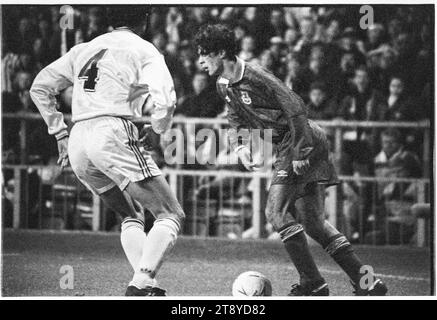 Der 20-jährige Ryan Giggs dribbelt den Flügel herunter. Qualifikation zur FIFA-Weltmeisterschaft 1994 Gruppe 4 – Wales gegen Rumänien im Cardiff Arms Park, Wales, Großbritannien am 17. November 1993. Ein Sieg für Wales in diesem letzten Gruppenspiel würde die Qualifikation als einziger Vertreter aus Großbritannien bestätigen. Nach 64 Minuten mit dem Ergebnis von 1-1 hatte Wales einen Elfmeter, um die Führung zu übernehmen, aber Paul Bodins Spot-Kick traf die Bar. Florin Raducioiu erzielte in 82 Minuten den Sieger für Rumänien und qualifizierte sich stattdessen. Foto: Rob Watkins Stockfoto