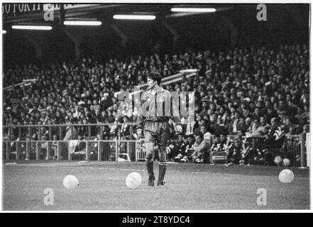 Der 20-jährige Ryan Giggs beschäftigt sich mit einigen Ballons auf dem Platz auf seinem Flügel. Qualifikation zur FIFA-Weltmeisterschaft 1994 Gruppe 4 – Wales gegen Rumänien im Cardiff Arms Park, Wales, Großbritannien am 17. November 1993. Ein Sieg für Wales in diesem letzten Gruppenspiel würde die Qualifikation als einziger Vertreter aus Großbritannien bestätigen. Nach 64 Minuten mit dem Ergebnis von 1-1 hatte Wales einen Elfmeter, um die Führung zu übernehmen, aber Paul Bodins Spot-Kick traf die Bar. Florin Raducioiu erzielte in 82 Minuten den Sieger für Rumänien und qualifizierte sich stattdessen. Foto: Rob Watkins Stockfoto