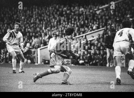 Der 20-jährige Ryan Giggs verliert den Ball im Angriff. Qualifikation zur FIFA-Weltmeisterschaft 1994 Gruppe 4 – Wales gegen Rumänien im Cardiff Arms Park, Wales, Großbritannien am 17. November 1993. Ein Sieg für Wales in diesem letzten Gruppenspiel würde die Qualifikation als einziger Vertreter aus Großbritannien bestätigen. Nach 64 Minuten mit dem Ergebnis von 1-1 hatte Wales einen Elfmeter, um die Führung zu übernehmen, aber Paul Bodins Spot-Kick traf die Bar. Florin Raducioiu erzielte in 82 Minuten den Sieger für Rumänien und qualifizierte sich stattdessen. Foto: Rob Watkins Stockfoto