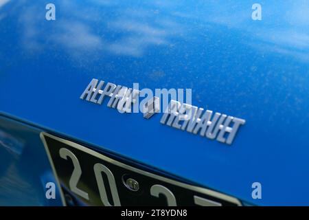 DIEPPE, FRANKREICH - 29. MAI 2022: Alpine Car Model 110 Berlinette V85 auf der Ausstellung Oldtimer und Oldtimer. Stockfoto