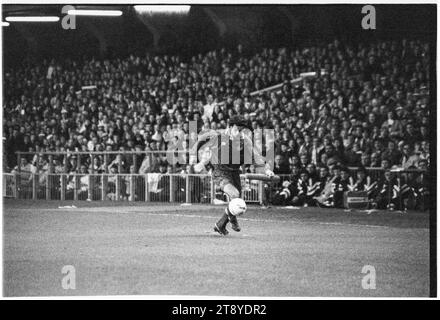 Der 20-jährige Ryan Giggs stürmt den Flügel mit dem Ball runter. Qualifikation zur FIFA-Weltmeisterschaft 1994 Gruppe 4 – Wales gegen Rumänien im Cardiff Arms Park, Wales, Großbritannien am 17. November 1993. Ein Sieg für Wales in diesem letzten Gruppenspiel würde die Qualifikation als einziger Vertreter aus Großbritannien bestätigen. Nach 64 Minuten mit dem Ergebnis von 1-1 hatte Wales einen Elfmeter, um die Führung zu übernehmen, aber Paul Bodins Spot-Kick traf die Bar. Florin Raducioiu erzielte in 82 Minuten den Sieger für Rumänien und qualifizierte sich stattdessen. Foto: Rob Watkins Stockfoto