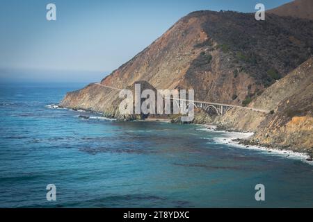 Big Sur, California Central Coast. Blick auf die Bixby Creek Bridge, die Berge entlang der Pazifikküste und Meerblick Stockfoto