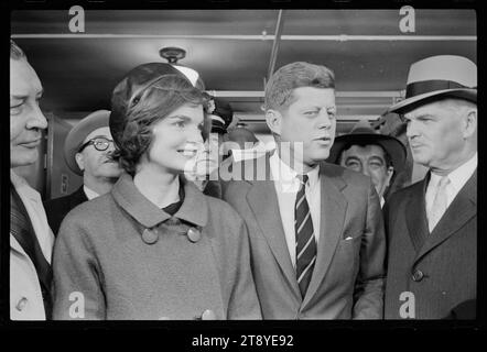 Senator John F. Kennedy mit Jacqueline Kennedy, Abstimmungen in Boston an der Public Library, Boston, Massachusetts, 11.8.1960. Foto: Marion S Trikosko/US News and World Report Magazine Collection Stockfoto