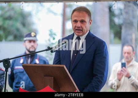 Minister für Landwirtschaft, Ernährungssouveränität und Forstwirtschaft der Regierung Meloni Francesco Lollobrigida in Caivano für die Eröffnung des Stadtparks im Sportzentrum Delphinia, einem Ort in der Nähe des Grünen Parks. Stockfoto