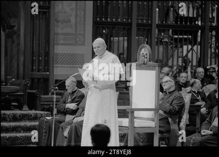 Papst Johannes Paul II. Sprach an einem Mikrofon in einer Kirche während seines Besuchs in den Vereinigten Staaten, Philadelphia, Pennsylvania, 10.4.1979. (Foto: Thomas O'Halloran/US News and World Report Magazine Collection. Stockfoto