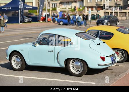 DIEPPE, FRANKREICH - 29. MAI 2022: Retro-Alpine-Autos auf der Ausstellung Vintage und Classic Cars. Stockfoto