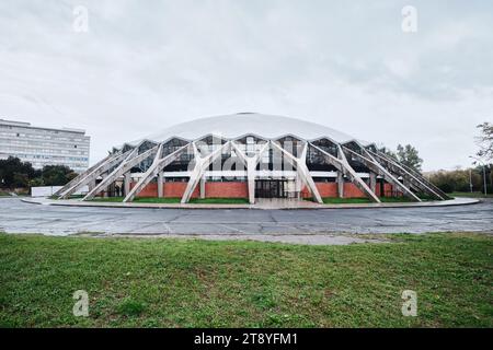 Rom, Italien - 29. Oktober 2023: Außenansicht des Palazzetto dello Sport Arena. Sie wurde vom Architekten Vitellozzi entworfen und wurde mit einer Stahlbetonkuppel versehen Stockfoto