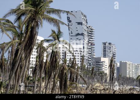 Beschädigte Gebäude in Acapulco, Mexiko, nachdem der Hurrikan Otis der Kategorie 5 am 26. Oktober 2023 die Stadt getroffen hatte Stockfoto