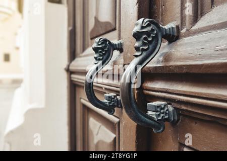 Retro Vintage Türgriffe in Nahaufnahme. Alte Holztür mit schönen Retro-Türknöpfen. Selektiver Fokus. Stockfoto