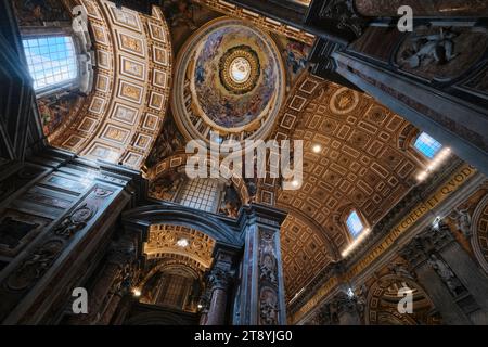 Rom, Italien - 29. Oktober 2023: Vatikanstadt. Deckendetail im Inneren der St. Petersdom Stockfoto