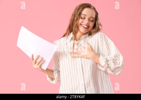 Wunderschöne Schauspielerin mit Drehbuch auf rosa Hintergrund Stockfoto