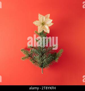 Kreative Gestaltung der Weihnachtsbaum aus Kiefer. Urlaub Hintergrund. Flach. Stockfoto