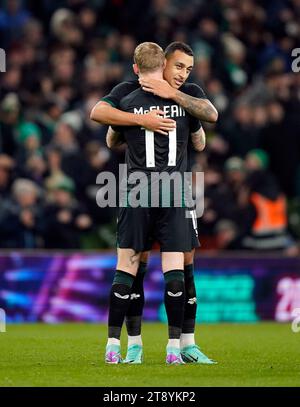 Adam Idah (rechts) der Republik Irland feiert mit Teamkollege James McClean das erste Tor des Spiels während eines internationalen Freundschaftsspiels im Aviva Stadium in Dublin. Bilddatum: Dienstag, 21. November 2023. Stockfoto