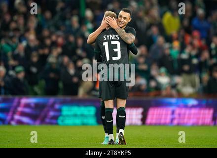 Adam Idah (rechts) der Republik Irland feiert mit Teamkollege Mark Sykes während eines internationalen Freundschaftsspiels im Aviva Stadium, Dublin, das erste Tor ihrer Mannschaft im Spiel. Bilddatum: Dienstag, 21. November 2023. Stockfoto