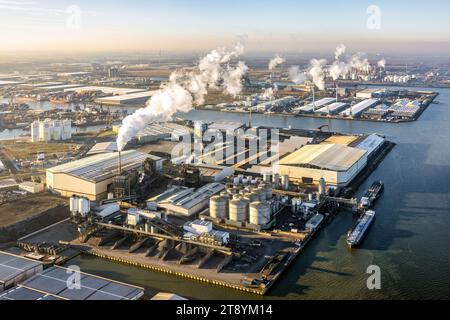 Moerdijk, Niederlande - 14. Dezember 2022: Industriepark aus der Vogelperspektive mit Häfen und Chemieanlage Stockfoto