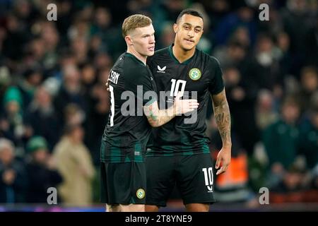 Adam Idah (rechts) der Republik Irland feiert mit Teamkollege James McClean das erste Tor des Spiels während eines internationalen Freundschaftsspiels im Aviva Stadium in Dublin. Bilddatum: Dienstag, 21. November 2023. Stockfoto