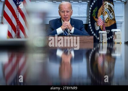 US-Präsident Joe Biden erläutert die Bemühungen, dem Fentanyl-Strom in die Vereinigten Staaten entgegenzuwirken, während eines Treffens im Roosevelt Room des Weißen Hauses in Washington, DC, USA, am 21. November 2023. Präsident Biden gab auch einen kurzen Überblick über die Verhandlungen über die Freilassung von Geiseln, die die Hamas am 07. Oktober ergriffen hat. Copyright: XShawnxThewx/xPoolxviaxCNPx/MediaPunchx Credit: Imago/Alamy Live News Stockfoto