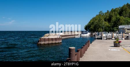 DOOR CO, WI – 15. August 2023: Kleiner Yachthafen am Ufer der Green Bay des Lake Michigan an einem sonnigen Tag in Wisconsin. Stockfoto