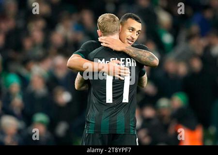 Adam Idah (rechts) der Republik Irland feiert mit Teamkollege James McClean das erste Tor des Spiels während eines internationalen Freundschaftsspiels im Aviva Stadium in Dublin. Bilddatum: Dienstag, 21. November 2023. Stockfoto