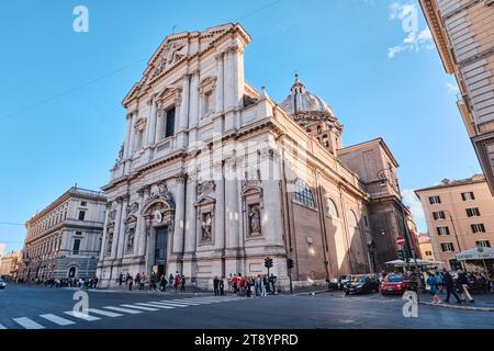 Rom, Italien - 29. Oktober 2023: Kirche Sant'Andrea della Valle und citylife Stockfoto