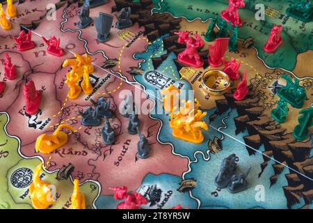 Lord of the Rings Risk Strategy Brettspiel Trilogie Edition mit Farbfiguren Stockfoto