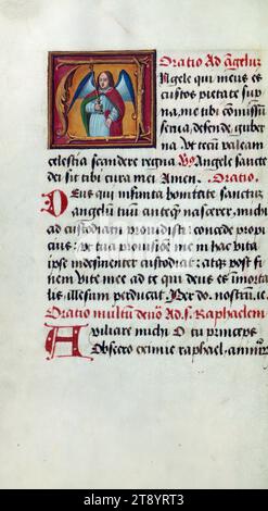 Gebetsbuch (Zusammenstellung), Initial 'A' mit Engel, dieses Gebetsbuch, ca. 1500, ist eine Zusammenstellung mehrerer Texte aus mindestens fünf verschiedenen Händen, wobei die Miniaturen ebenfalls mehrere Hände aufweisen. Besonders hervorzuheben sind die illusionistischen Grenzen mit außergewöhnlichen Motiven. Grenzen zu Beginn des Buches scheinen von einem anderen Künstler zu sein, da spätere Grenzgruppen sich in Design und Farbe unterscheiden, mit kleineren Motiven, weniger Gedränge, blühenden roten Nelken und Lilien und einigen amüsanten Drollerien Stockfoto