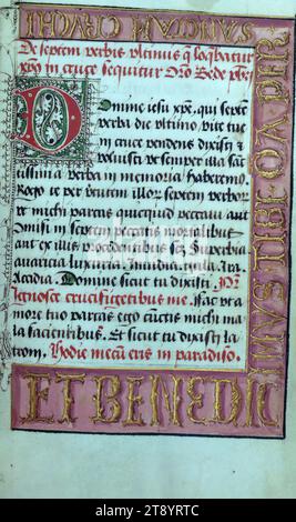 Gebetsbuch (Zusammenstellung), Initial, dieses Gebetsbuch, ca. 1500, ist eine Zusammenstellung mehrerer Texte aus mindestens fünf verschiedenen Händen, wobei die Miniaturen ebenfalls mehrere Hände aufweisen. Besonders hervorzuheben sind die illusionistischen Grenzen mit außergewöhnlichen Motiven. Grenzen zu Beginn des Buches scheinen von einem anderen Künstler zu sein, da spätere Grenzgruppen sich in Design und Farbe unterscheiden, mit kleineren Motiven, weniger Gedränge, blühenden roten Nelken und Lilien und einigen amüsanten Drollerien Stockfoto