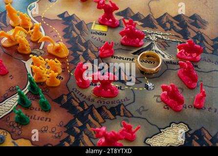 Nahaufnahme einer Ring of Power Over Mordor Country Map mit Orks Elfen und Trollen Bauern von Lord of the Rings Risk Strategy Board Edition Stockfoto