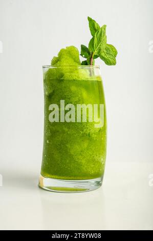 Grüner gesunder erfrischender Sommer-Smoothie mit erfrischender Minze Stockfoto