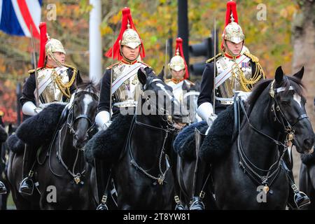 London, Großbritannien. November 2023. Berittene Soldaten der Haushaltskavallerie. Die Truppen fahren entlang der Mall und begleiten die Kutschen, die Mitglieder der britischen Königsfamilie und die Staatsbesucher aus Südkorea transportieren. Der Präsident der Republik Korea, seine Exzellenz Yoon Suk Yeol, in Begleitung von Frau Kim Keon Hee, besucht das Vereinigte Königreich als Gast ihrer Majestäten, des Königs und der Königin. Quelle: Imageplotter/Alamy Live News Stockfoto