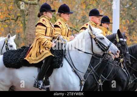 London, Großbritannien. November 2023. Das berittene Band der Haushaltskavallerie. Die Truppen fahren entlang der Mall und begleiten die Kutschen, die Mitglieder der britischen Königsfamilie und die Staatsbesucher aus Südkorea transportieren. Der Präsident der Republik Korea, seine Exzellenz Yoon Suk Yeol, in Begleitung von Frau Kim Keon Hee, besucht das Vereinigte Königreich als Gast ihrer Majestäten, des Königs und der Königin. Quelle: Imageplotter/Alamy Live News Stockfoto