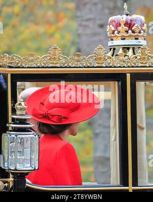 London, Großbritannien. November 2023. Detail - Katharinas roter Hut mit der Nachbildung der königlichen Krone auf der Kutsche. Catherine, die Prinzessin von Wales, in der Kutsche mit ihrem Ehemann, dem Prinzen von Wales neben ihr. Die Kutschen, die das südkoreanische Präsidentenpaar, den König und die Königin und Mitglieder der königlichen Familie entlang der Mall auf dem Weg zurück zum Buckingham Palace transportieren. Der Präsident der Republik Korea, seine Exzellenz Yoon Suk Yeol, in Begleitung von Frau Kim Keon Hee, besucht das Vereinigte Königreich als Gast ihrer Majestäten, des Königs und der Königin. Quelle: Imageplotter/Alamy Live News Stockfoto