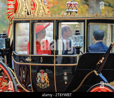 London, Großbritannien. November 2023. Catherine, die Prinzessin von Wales, in der Kutsche mit ihrem Ehemann, dem Prinzen von Wales neben ihr. Die Kutschen, die das südkoreanische Präsidentenpaar, den König und die Königin und Mitglieder der königlichen Familie entlang der Mall auf dem Weg zurück zum Buckingham Palace transportieren. Der Präsident der Republik Korea, seine Exzellenz Yoon Suk Yeol, in Begleitung von Frau Kim Keon Hee, besucht das Vereinigte Königreich als Gast ihrer Majestäten, des Königs und der Königin. Quelle: Imageplotter/Alamy Live News Stockfoto